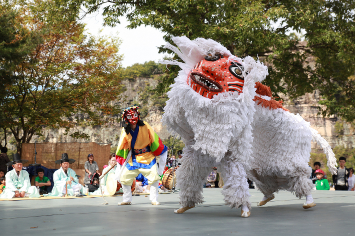한국의 탈춤이 유네스코 인류무형문화유산이 됐다. 사진은 국가무형문화재 탈춤인 '봉산탈춤'. 문화재청 제공