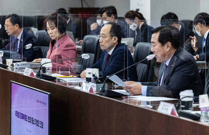 추경호 경제부총리 겸 기획재정부 장관이 1일 오전 서울 여의도 중소기업중앙회에서 열린 중소기업인 간담회에서 김기문 중소기업중앙회장의 환영사를 듣고 있다. 연합뉴스