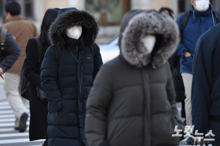 전국 대부분 지역에서 한파특보가 내려진 1일 오전 서울 종로구 광화문네거리에 두꺼운 옷을 입은 시민들이 출근을 하고 있다. 류영주 기자