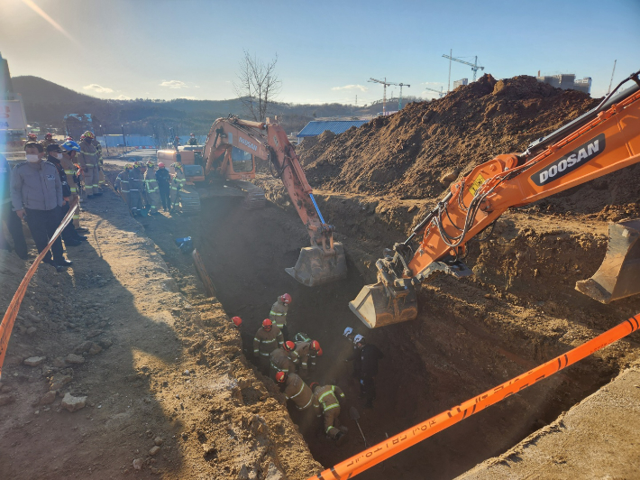 11월 30일 경기도 화성시에 있는 한 문화재 발굴 현장에서 작업자 2명이 무너져내린 토사에 매몰되는 사고가 발생했다. 화성소방서 제공