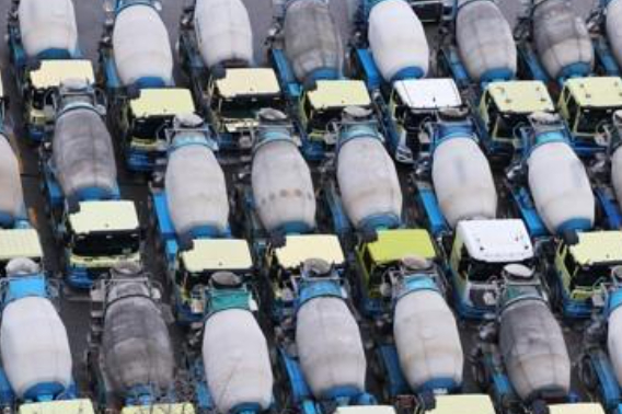 멈춰 선 레미콘 차량. 연합뉴스