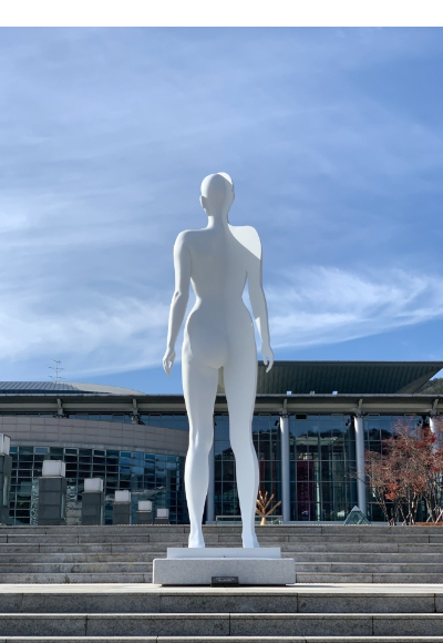 '홀로 서다'(5.2ｍ/브론즈/2009). 김해시 제공