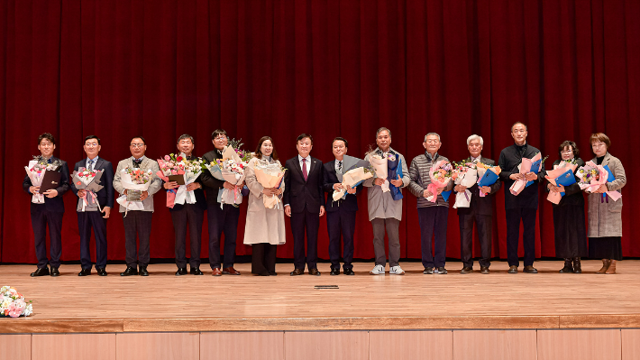 여수시가 2022년도 자랑스러운 기업인으로 우수 중소기업인 4명을 선정하고 '기업인 상'을 수여했다. 여수시 제공