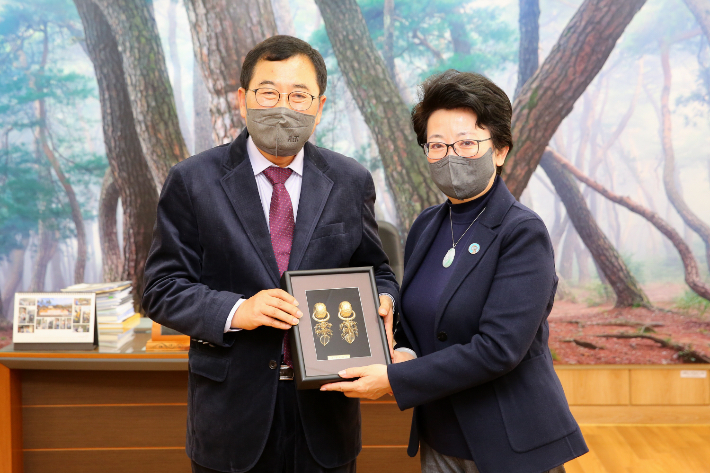 주낙영(좌측) 경주시장이 한중일 3국 협력 사무국 어우보첸 사무총장과 기념사진을 촬영하고 있다. 경주시 제공