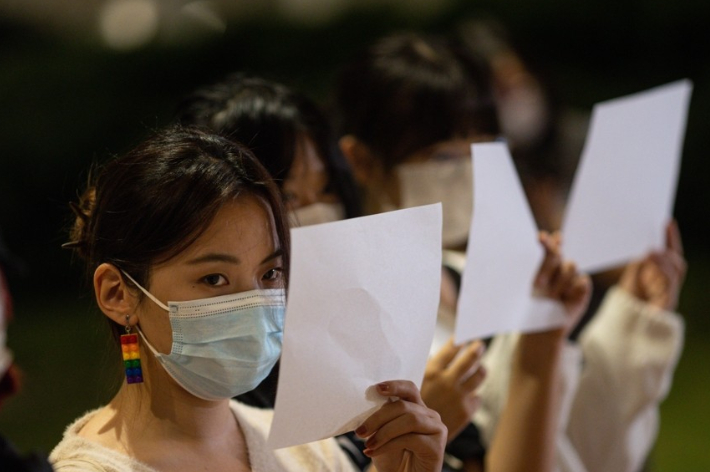 지난달 29일 홍콩 홍콩대에서 중국 본토 유학생들이 중국 우루무치 화재 희생자 추모집회에서 중국 정부의 '제로 코로나' 정책에 반대하는 의미로 백지를 들고 있다. 연합뉴스