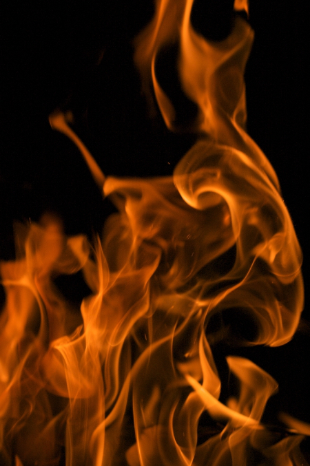 논산 양계장 화재로 전소…닭 1만8천마리 폐사