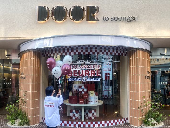 GS25 플래그십 스토어 도어투성수에 문을 연 뵈르비어(버터맥주) 팝업스토어 전경. GS25 제공 