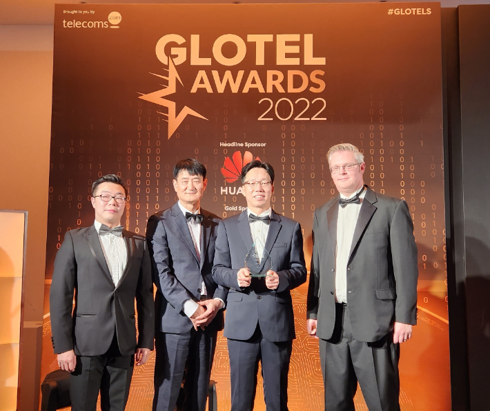 KT 임직원이 글로텔 어워즈 2022에서 기념 촬영을 하고 있다. KT 제공 