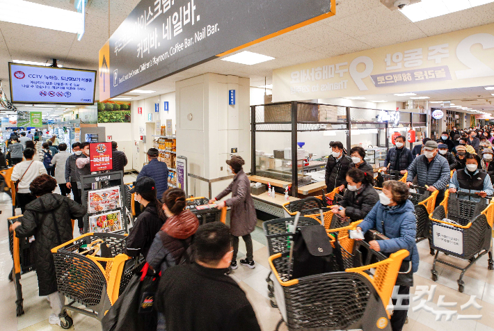 지난달 18일 서울 이마트용산역점을 찾은 고객들이 매장에 입장하기 위해 줄을 서고 있다. 박종민 기자