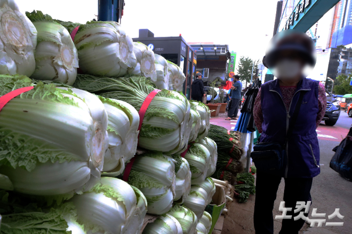 서울 동대문구 경동시장을 찾은 시민들이 채소류를 구매하고 있다. 황진환 기자