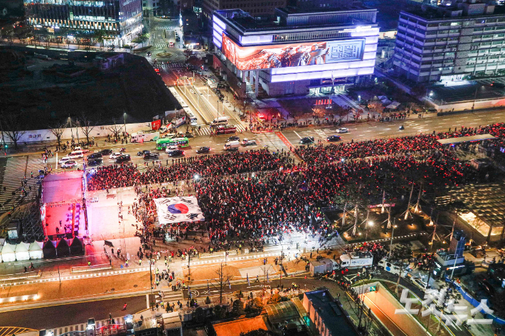 2022 카타르월드컵 대한민국과 우루과이 경기가 열린 지난달 24일 저녁 서울 종로구 광화문광장에서 시민들이 응원전을 펼친 모습. 류영주 기자