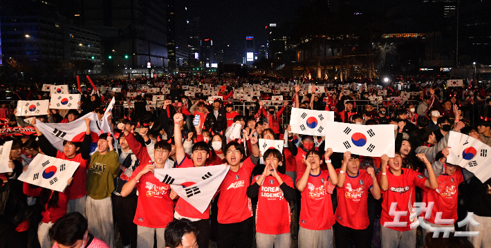 2022 카타르월드컵 대한민국과 우루과이 경기가 열린 지난달 24일 저녁 서울 종로구 광화문광장에서 시민들이 응원전을 펼친 모습. 류영주 기자