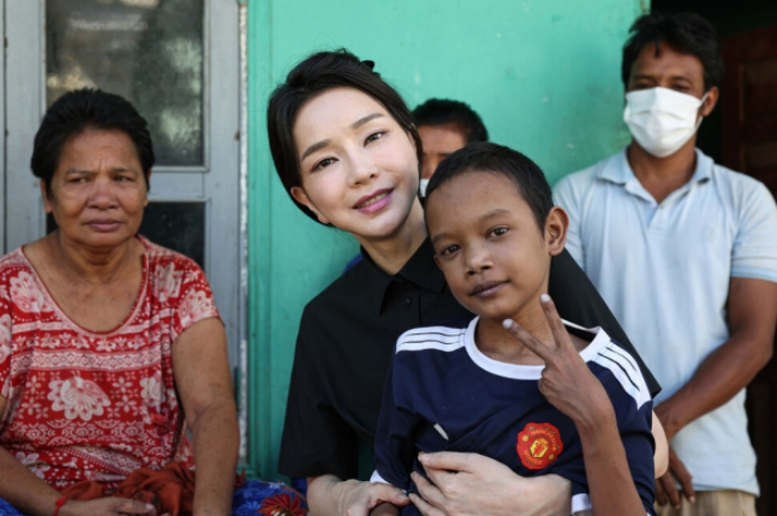 김건희 여사가 지난 11월 12일 캄보디아 순방 당시 프놈펜에서 선천성 심장질환을 앓는 소년의 집을 찾아 건강 상태를 살피고 위로했다. 대통령실 제공