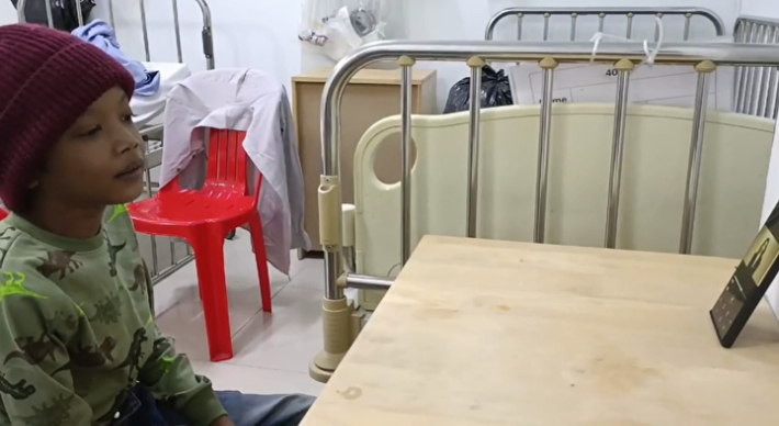 심장질환 수술을 앞두고 있는 캄보디아 소년 로타 군이 헤브론 병원에서 김건희 여사의 영상 편지를 시청하고 있다. 대통령실 제공
