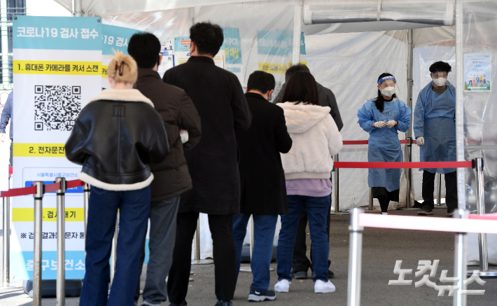 지난달 23일 서울역광장에 마련된 선별검사소에서 의료진이 시민들을 안내하고 있다. 황진환 기자