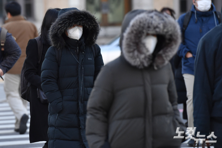 지난 1일 서울 종로구 광화문네거리에 두꺼운 옷을 입은 시민들이 출근을 하고 있다. 류영주 기자