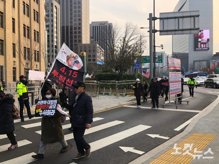 보수단체 회원들이 3일 오후 지하철 1호선 종각역 방면으로 행진하고 있다. 이은지 기자