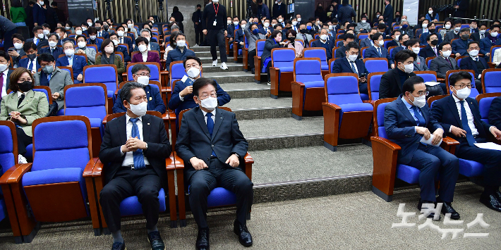 2일 서울 여의도 국회에서 더불어민주당 의원총회가 열리고 있다. 윤창원 기자
