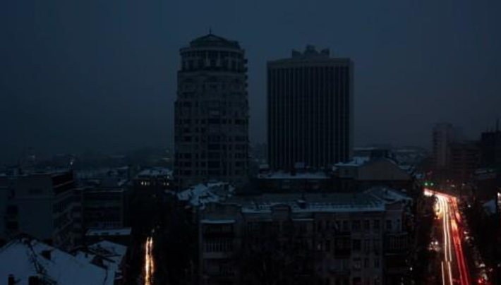 지난달 23일(현지시간) 러시아의 미사일 공습으로 우크라이나 수도 키이우에 전기 공급이 끊긴 가운데 자동차 불빛을 제외하고 도시 전체가 어둠에 잠겨 있다. 연합뉴스