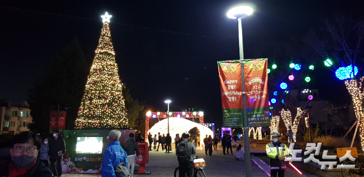 지난 달 27일 성탄트리 점등식과 함께 개막한 '제2회 강릉 크리스마스 겨울축제'. 전영래 기자