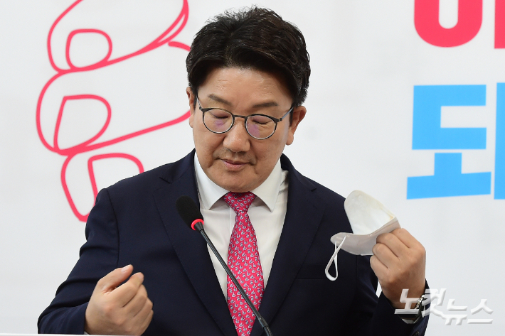 국민의힘 권성동 의원이 마스크를 벗고 있다. 박종민 기자