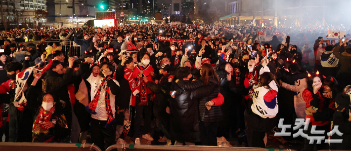 지난 3일 서울 광화문광장에서 붉은악마와 시민들이 대표팀의 16강 진출을 확정된 순간 환호하고 있다. 박종민 기자