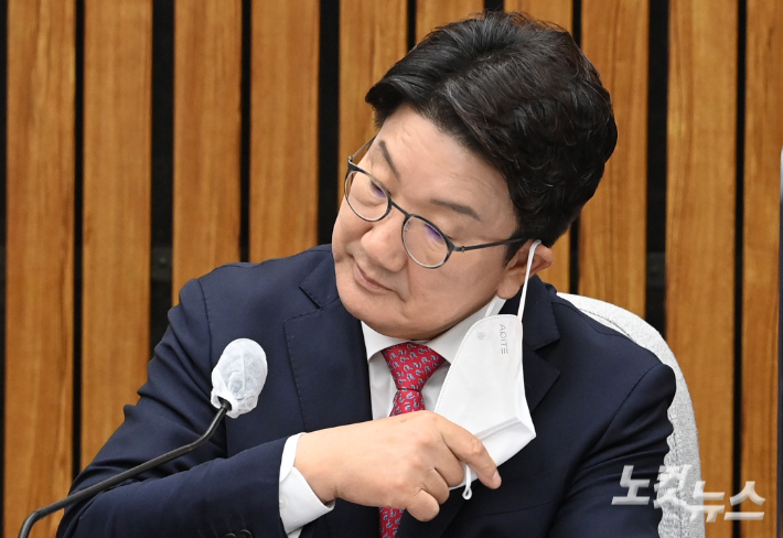 '윤핵관' 권성동까지 가세한 실내 마스크 해제 논란[어텐션 뉴스]