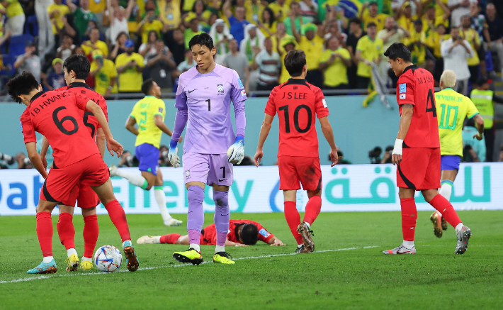 6일(한국 시각) 카타르 도하 974스타디움에서 열린 2022 카타르 월드컵 16강전 대한민국과 브라질의 경기. 경기 초반 브라질 비니시우스 주니오르에게 실점한 한국 선수들이 허탈해 하고 있다. 연합뉴스