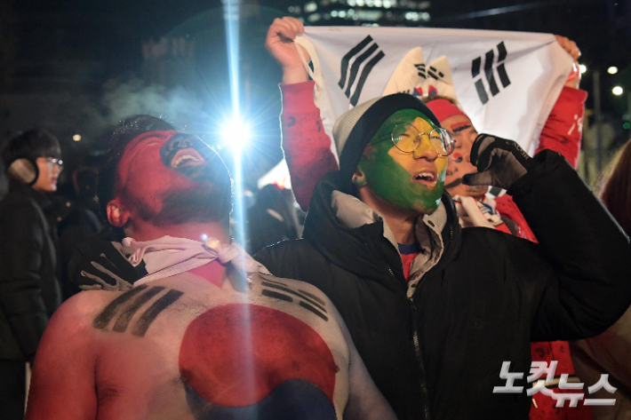 2022 카타르 월드컵 16강 대한민국과 브라질의 경기가 열린 6일 서울 광화문광장에서 시민들이 거리응원을 하고 있다. 박종민 기자