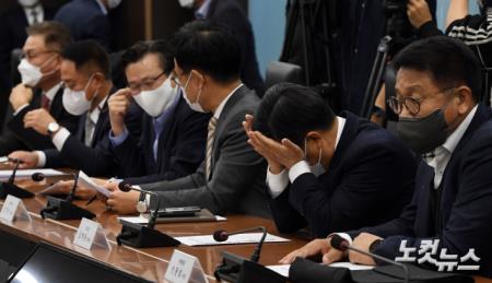 심각한 표정의 시멘트·철강·석유화학 관계자들