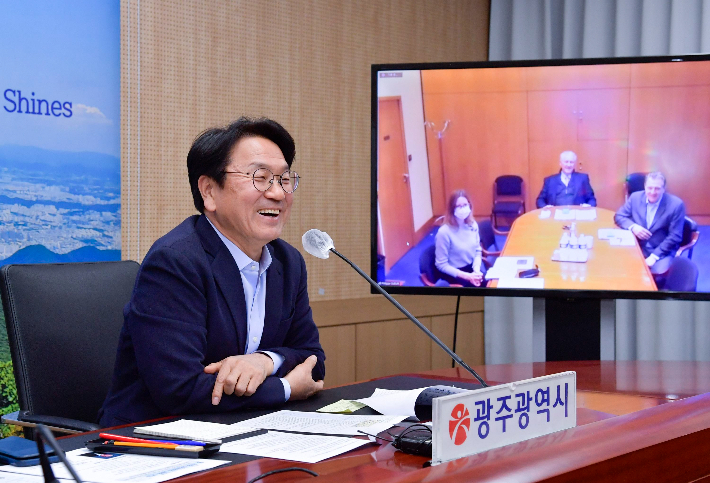 강기정 광주광역시장이 지난 5일 오후 시청 영상회의실에서 프랑스 앙기엥레뱅 필리페 쉬에르 시장과 화상회의를 갖고 상호 교류 협력 방안을 논의하고 있다. 광주광역시 제공