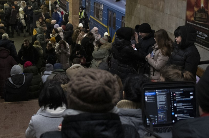 지난 5일 러시아군의 미사일 공습이 시작되자 우크라이나 키이우 지하철 역사로 피란한 현지 주민들. 연합뉴스