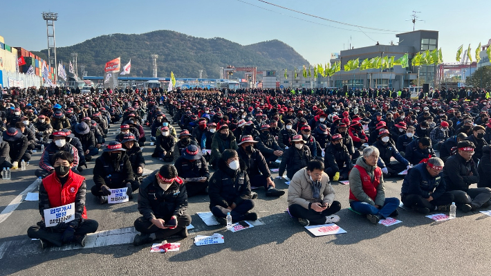 6일 민주노총 부산본부는 부산 남구 신선대부두에서 조합원 1500명과 함께 '민주노총 총파업 총력투쟁대회'를 열었다. 민주노총 부산본부 제공