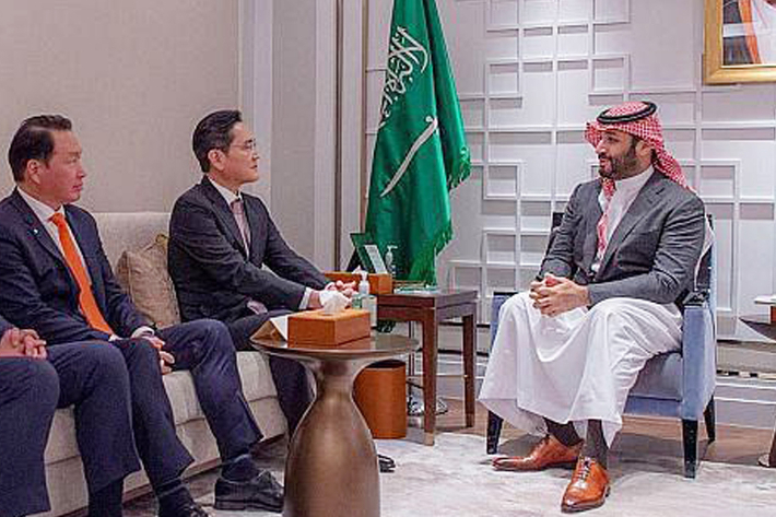 이재용 회장(왼쪽)이 지난달 17일 무함마드 빈 살만 사우디아라비아 왕세자(오른쪽)를 만나 대화 나누고 있다. 사우디아라비아 국영매체 SPA 홈페이지 캡처