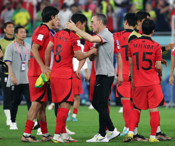 6일 오전(한국시간) 2022 카타르 월드컵 8강 진출에 실패한 한국 대표팀의 파울루 벤투 감독이 백승호, 조규성 등 선수들을 격려하고 있다. 연합뉴스