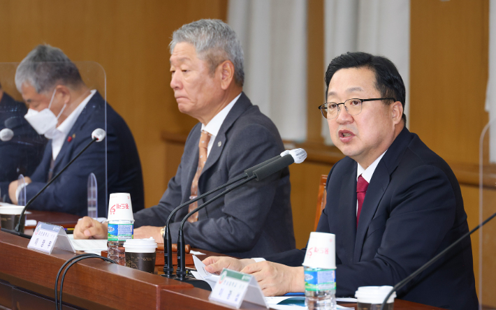 대전시 지방대학 및 지역균형인재 육성지원협의회에서 발언하는 이장우 대전시장(맨 앞). 대전시 제공
