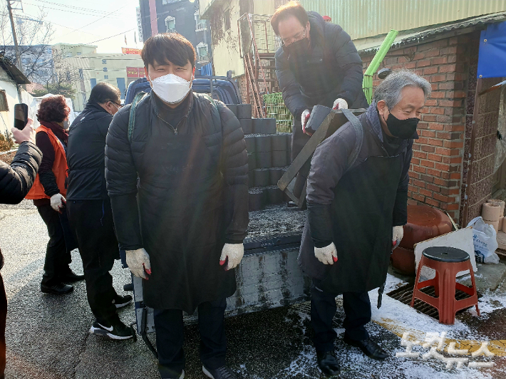 한국기독교교회협의회 기독교사회봉사위원회가 6일 경기도 동두천시에서 빈곤 이웃들의 겨울나기 지원을 위한 연탄 나눔 봉사활동을 펼쳤다. 