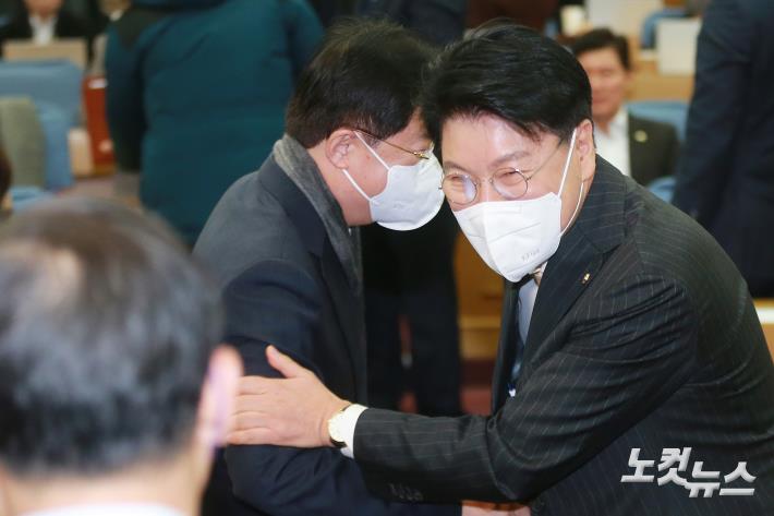 국민의힘 장제원 의원이 7일 서울 여의도 국회 의원회관에서 열린 친윤 의원들의 공부 모임인 '국민공감'에 참석하며 의원들과 인사를 하고 있다.