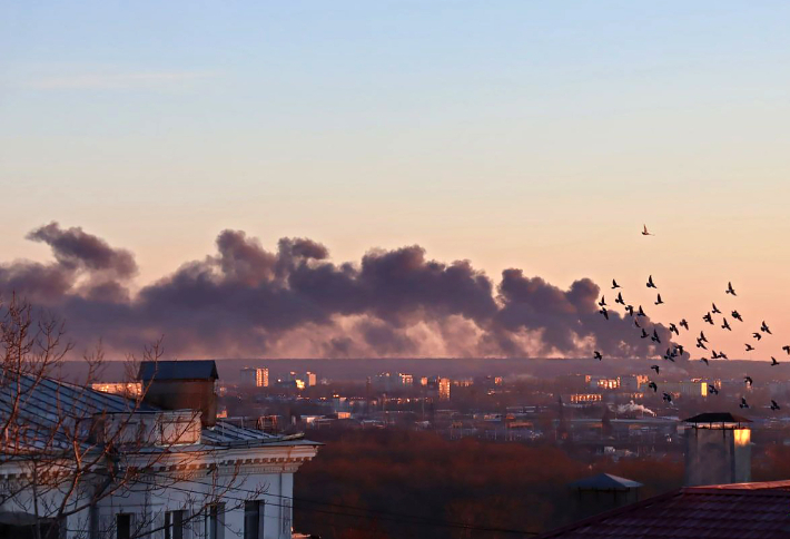 드론 공격에 불타는 러시아 쿠르스크 비행장. 연합뉴스