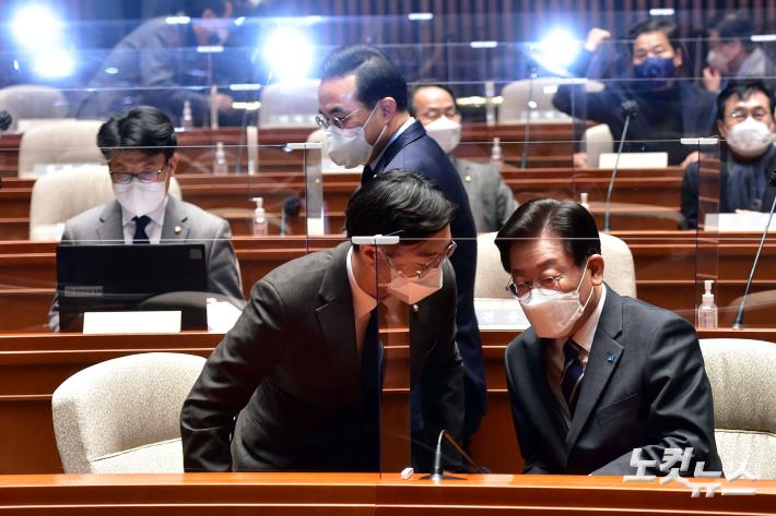 대화하는 이재명 대표-장경태 최고위원