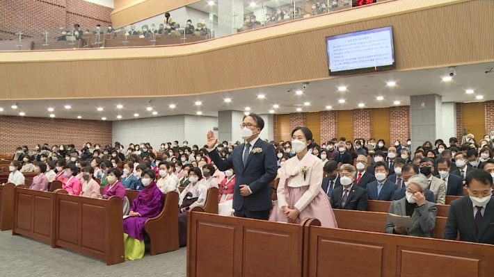 올해로 70주년을 맞는 삼덕교회가 강영롱 목사 위임예배와 항존직 임직 예식을 삼덕교회 본당에서 열었다.