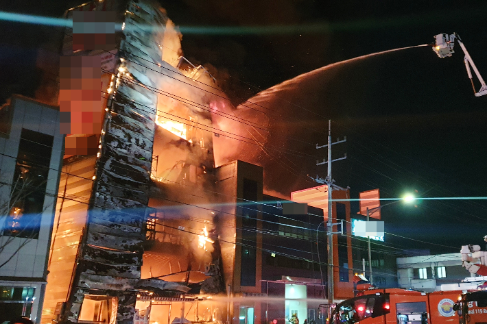 7일 오후 7시 16분쯤 인천시 서구 석남동의 한 인쇄 공장에서 큰불이 나 소방당국이 경보령을 내리고 진화 작업을 벌이고 있다. 인천소방본부 제공