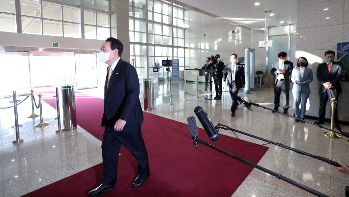 윤석열 대통령이 기자들과 질의응답을 마친 뒤 집무실로 향하고 있다. 연합뉴스