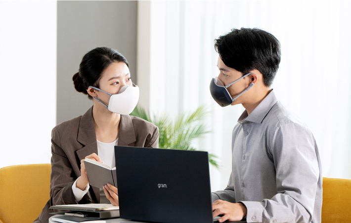 LG전자가 신개념 전자식 마스크 'LG 퓨리케어 마스크'를 8일 출시했다. 신제품은 국내 최초로 한국공기청정협회 EM(전자식 마스크) 인증을 받았으며, 인체공학적 디자인과 피부 자극을 최소화한 실리콘 소재로 편안한 착용감을 제공한다. LG전자 제공