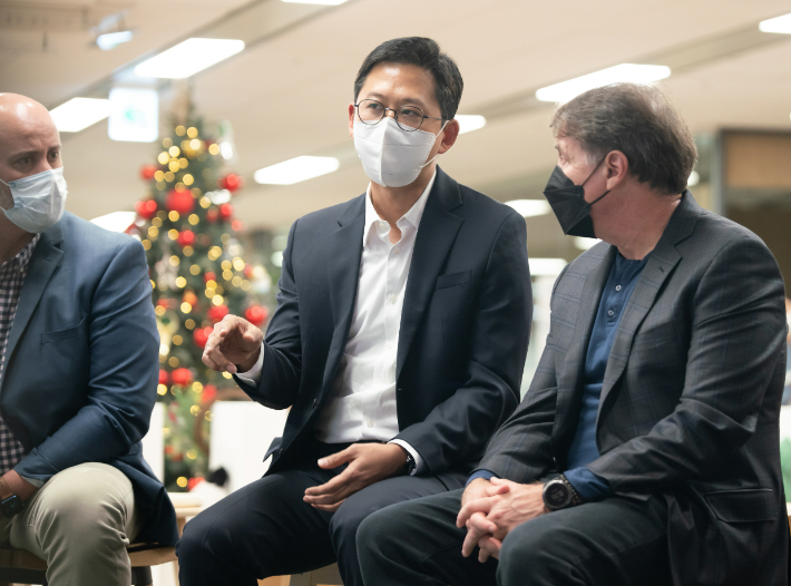 배경훈 원장(가운데)이 LG AI연구원에 방문한 폴 헤네시(Paul Hennessy) 셔터스톡 CEO(오른쪽)와 이야기를 나누고 있는 모습. LG 제공