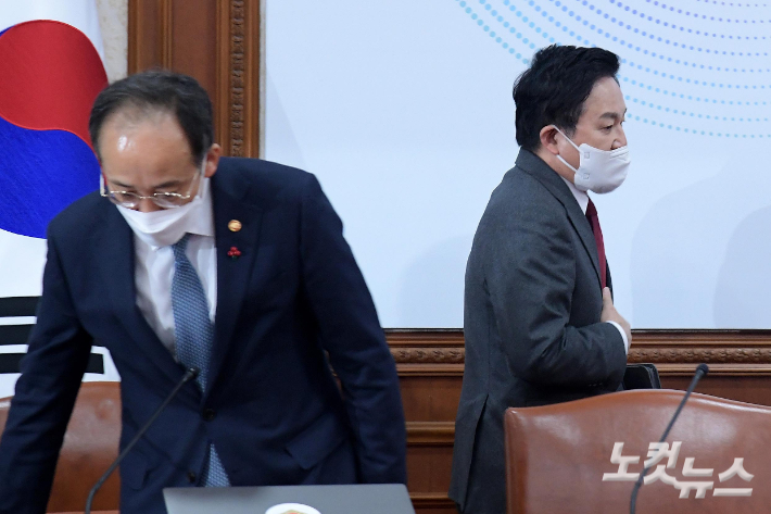 원희룡 국토교통부 장관이 8일 정부서울청사에서 열린 임시 국무회의에 참석하고 있다. 박종민 기자