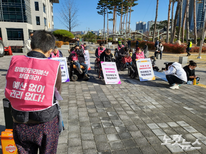 전북장애인차별철폐연대는 전북도에 민간 위탁 연장 즉시 중단을 요구했다. 집회에 앞서 묵념하는 모습. 김대한 기자