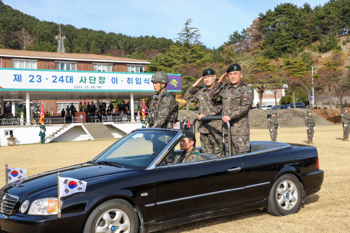 8일 육군 53사단 신임 사단장으로 취임한 강관범 소장(왼쪽)과 여인형 전 사단장(오른쪽). 육군 53사단 제공