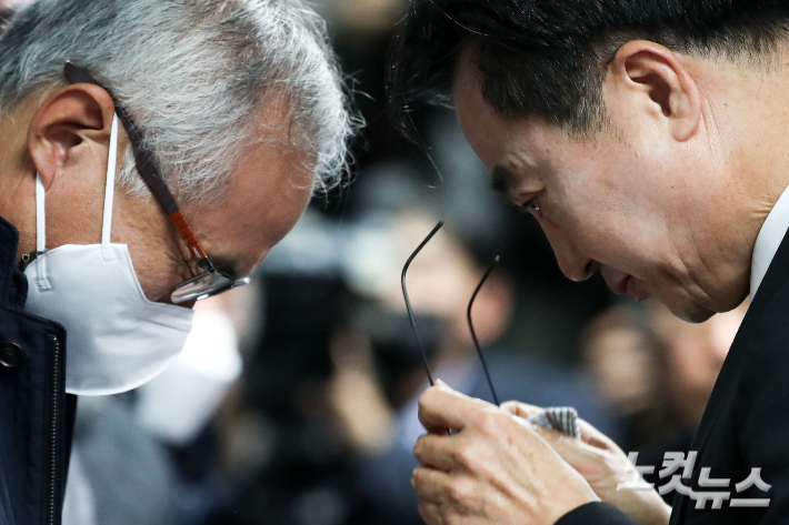 김동연 경기도지사가 지난 10월 20일 오전 서울 중구 진실·화해를위한과거사정리위원회에서 열린 '선감학원 아동 인권침해사건 진실규명 결정 발표 기자회견'에서 선감학원 피해자들에게 사과 및 위로를 하고 있다. 황진환 기자