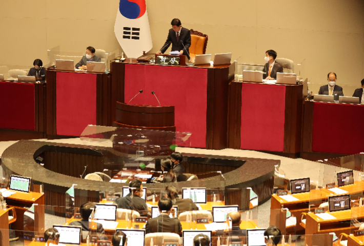 김진표 국회의장이 8일 국회에서 열린 본회의에서 의사봉을 두드리고 있다. 연합뉴스